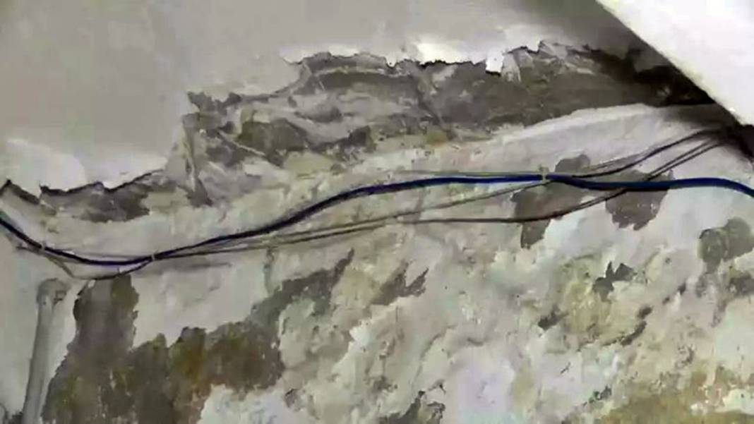 Dökülen binanın önünden geçmeye dahi korkarken istenen kira bedeli 'Pes' dedirtti! Resmen 60 yıllık 'tabutta' yaşıyorlar 1